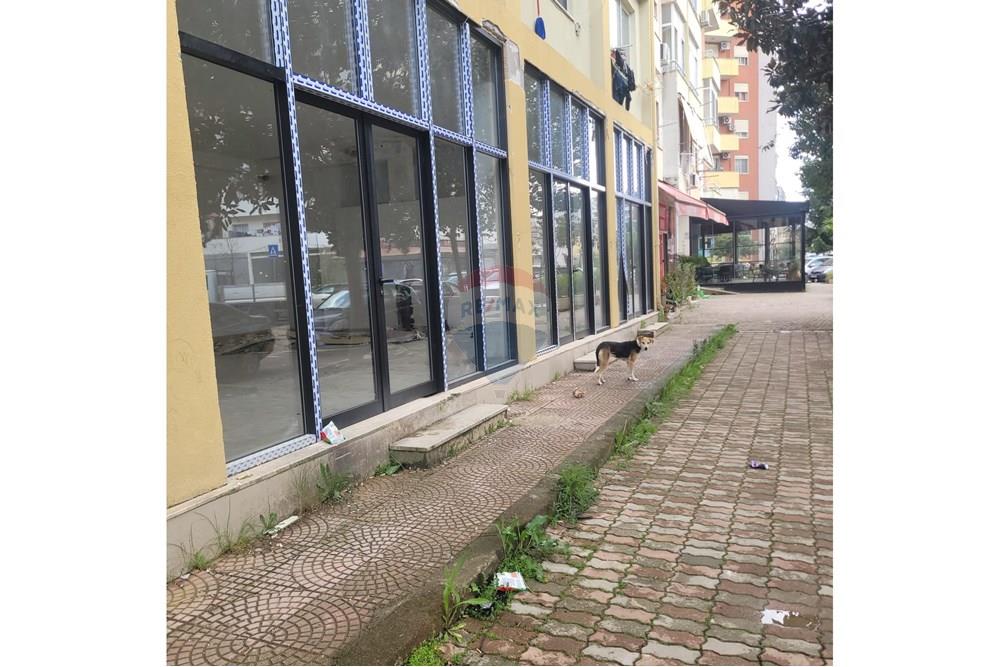 Shop for sale in the Astir area near vila l