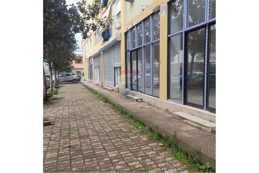Shop for sale in the Astir area near vila l
