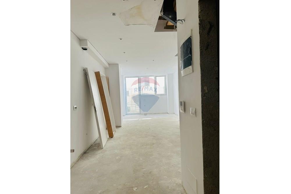 Duplex for sale with private yard high quality construction in well-managed building (5)