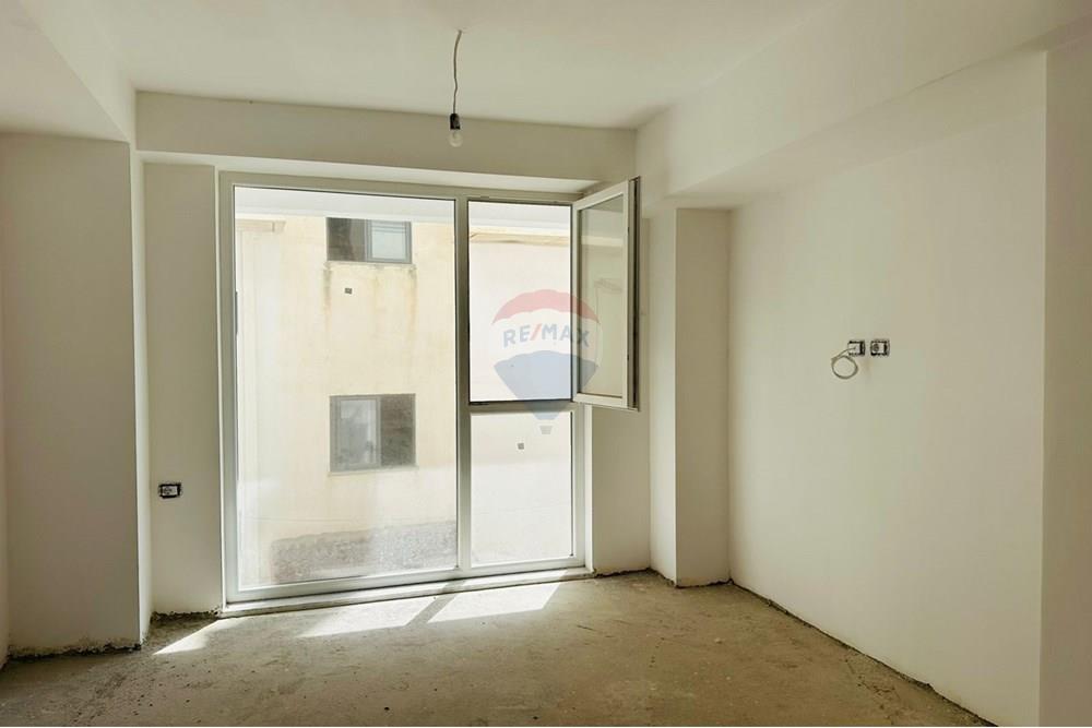 Duplex for sale with private yard high quality construction in well-managed building (6)