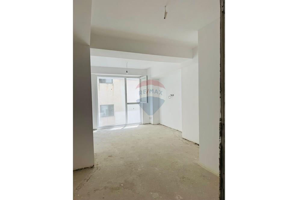Duplex for sale with private yard high quality construction in well-managed building (7)
