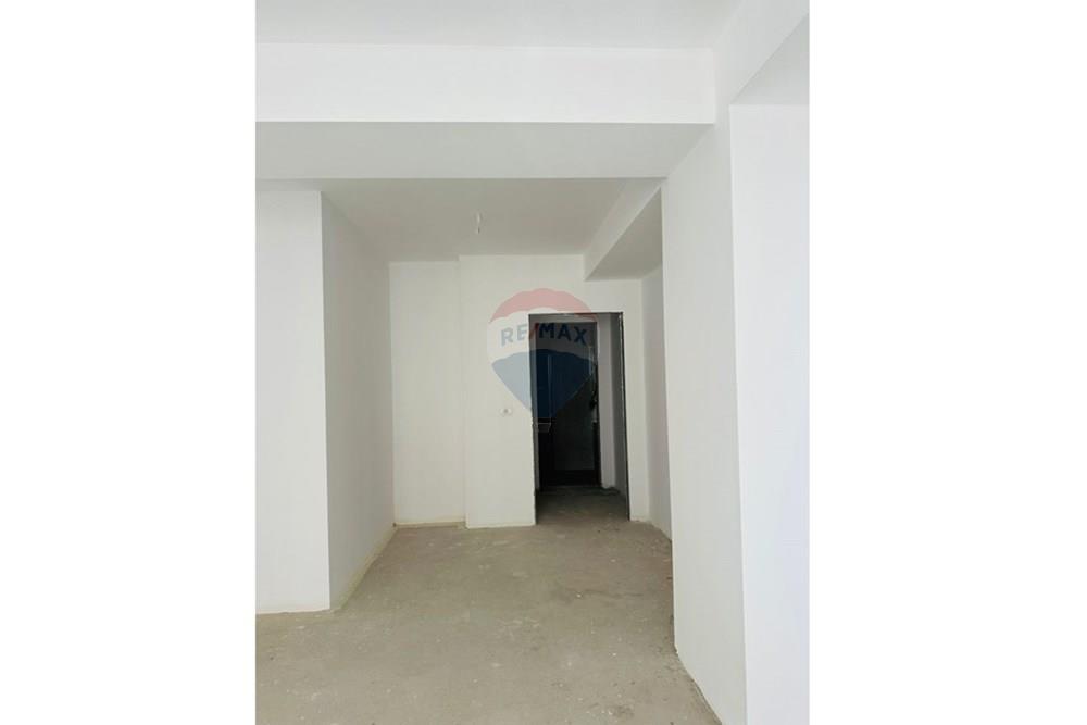 Duplex for sale with private yard high quality construction in well-managed building (8)