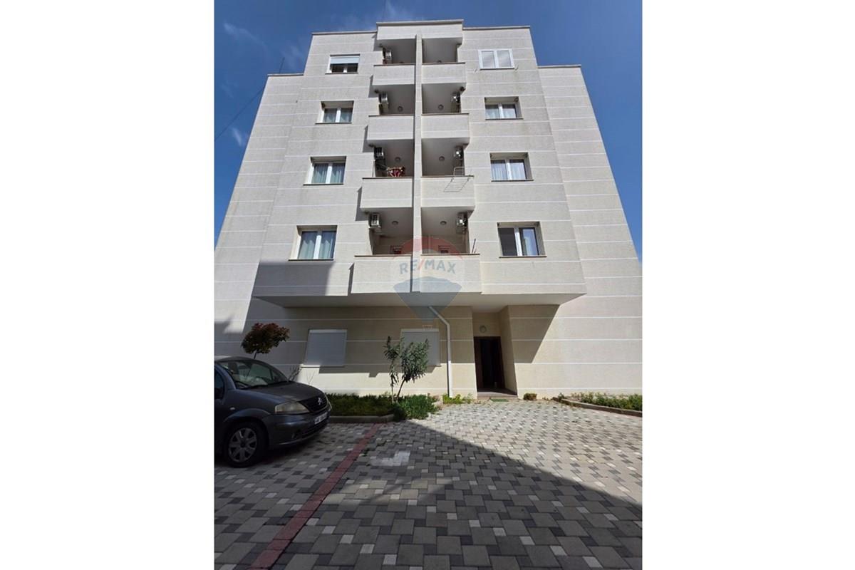 Appartamento residenziale in vendita, situato in una zona tranquilla a gjiri i lalzit, Durrës, albania. L'appartamento è arredato e ha una superficie di 51 m².