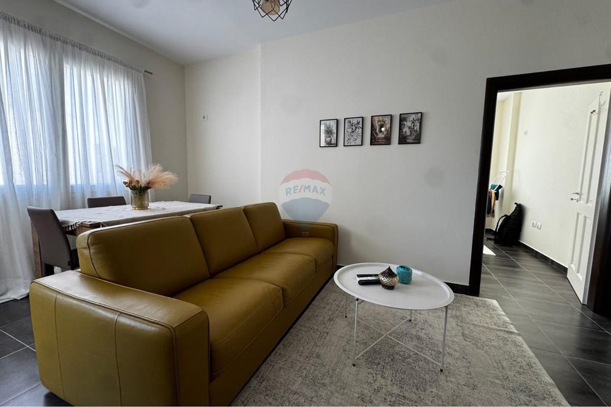 Appartamento residenziale in vendita, situato in una zona tranquilla a gjiri i lalzit, Durrës, albania. L'appartamento è arredato e ha una superficie di 51 m². (2)