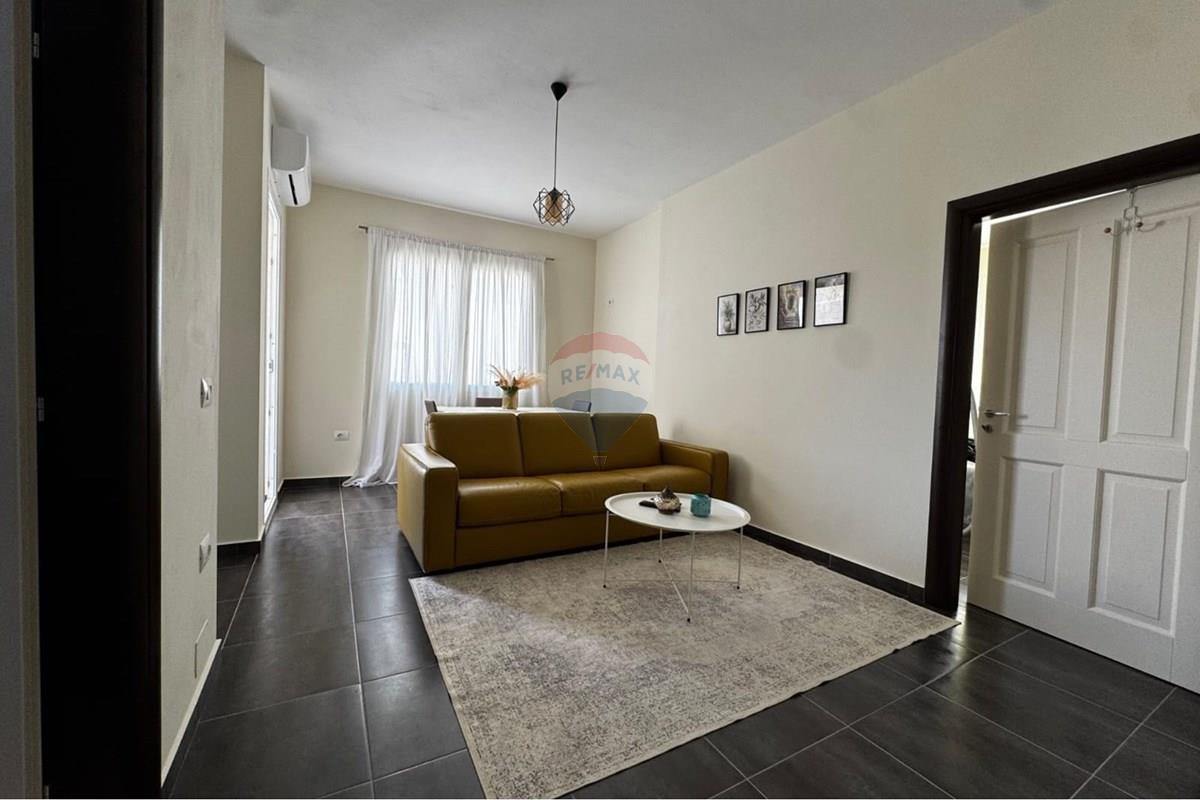 Appartamento residenziale in vendita, situato in una zona tranquilla a gjiri i lalzit, Durrës, albania. L'appartamento è arredato e ha una superficie di 51 m². (3)