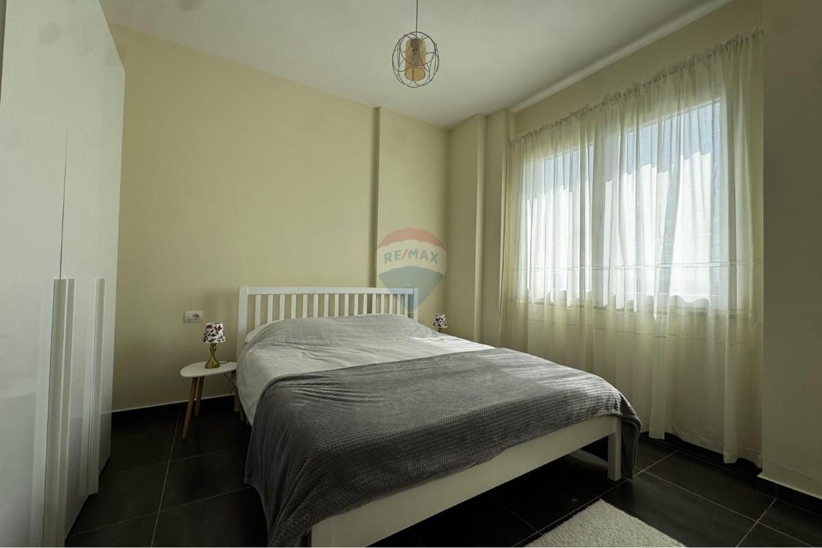 Appartamento residenziale in vendita, situato in una zona tranquilla a gjiri i lalzit, Durrës, albania. L'appartamento è arredato e ha una superficie di 51 m². (5)
