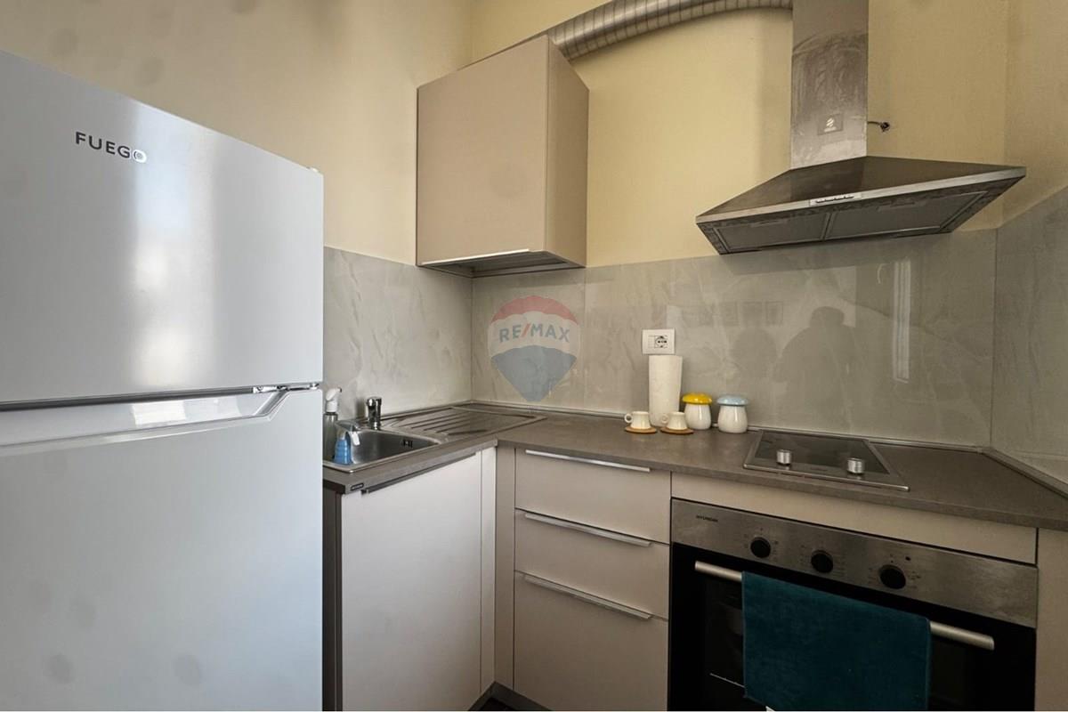 Appartamento residenziale in vendita, situato in una zona tranquilla a gjiri i lalzit, Durrës, albania. L'appartamento è arredato e ha una superficie di 51 m². (6)