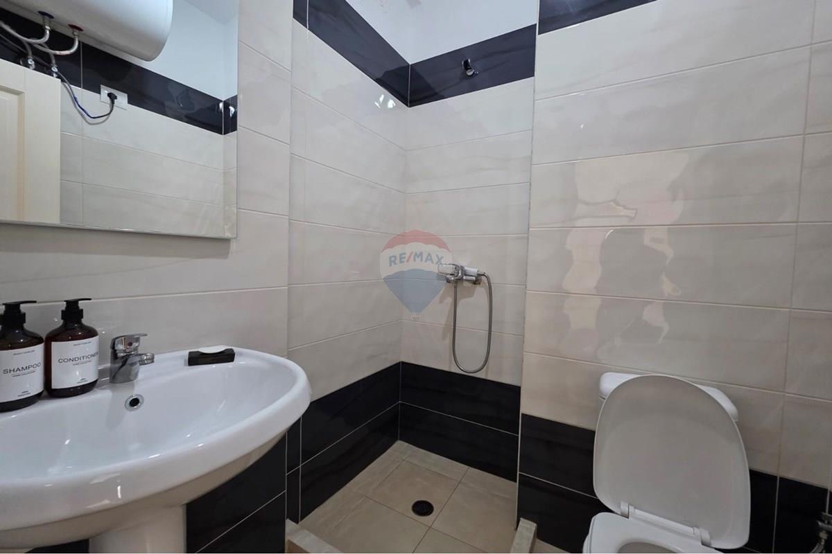 Appartamento residenziale in vendita, situato in una zona tranquilla a gjiri i lalzit, Durrës, albania. L'appartamento è arredato e ha una superficie di 51 m². (7)