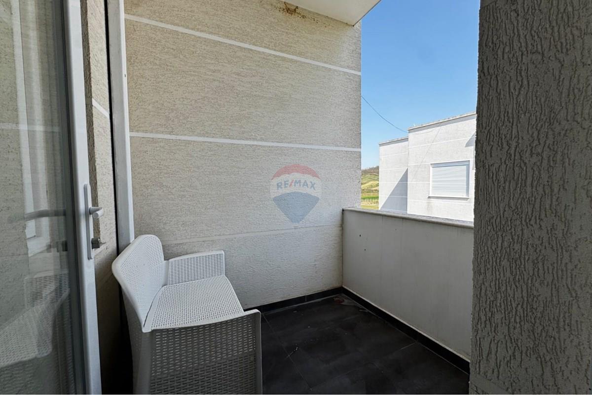 Appartamento residenziale in vendita, situato in una zona tranquilla a gjiri i lalzit, Durrës, albania. L'appartamento è arredato e ha una superficie di 51 m². (8)