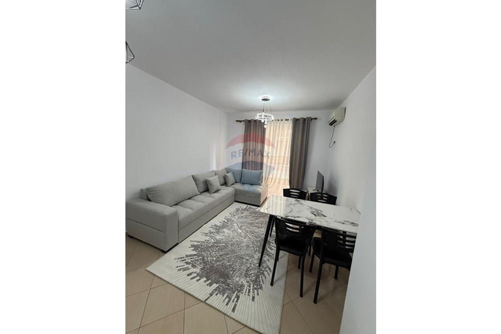 Apartamento ubicado en la primera planta residencial con orientación sureste, que ofrece luz natural durante todo el día.