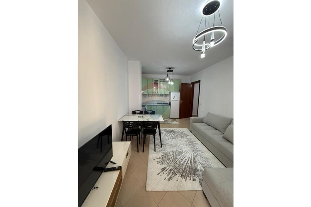 Apartamento ubicado en la primera planta residencial con orientación sureste, que ofrece luz natural durante todo el día. (2)