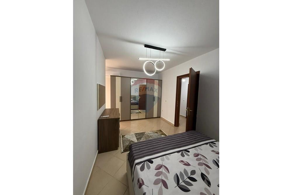Apartamento ubicado en la primera planta residencial con orientación sureste, que ofrece luz natural durante todo el día. (4)