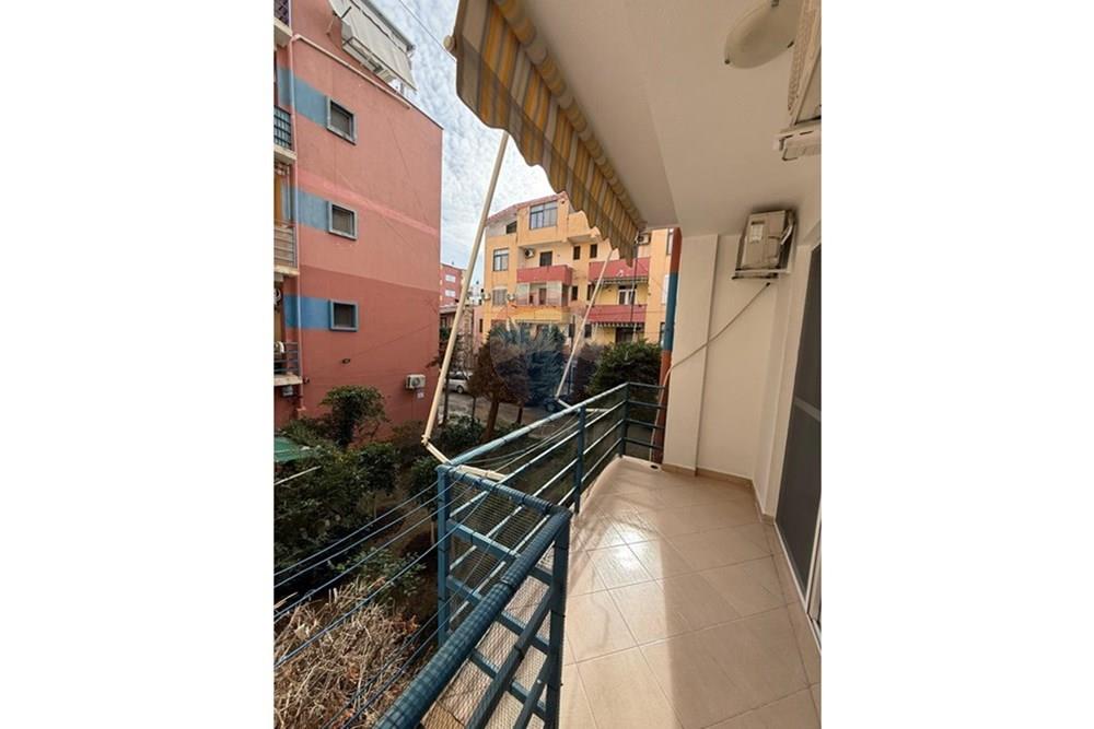 Apartamento ubicado en la primera planta residencial con orientación sureste, que ofrece luz natural durante todo el día. (6)