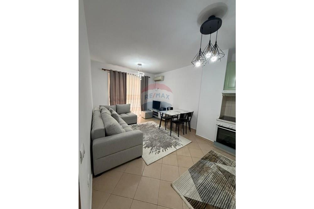 Apartamento ubicado en la primera planta residencial con orientación sureste, que ofrece luz natural durante todo el día. (7)