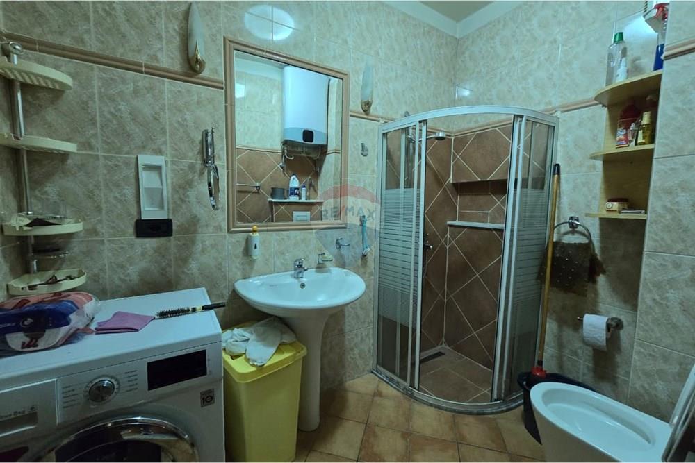 Apartamento ubicado en Komuna e Parisit cerca de ola fast food