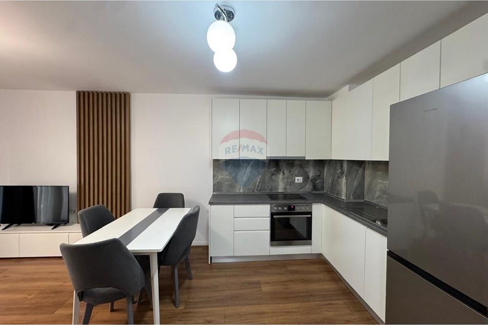 Apartamento en venta 2+1+2 en una zona tranquila cerca de la escuela osman myrderizi, en la calle besnik sykja. (5)