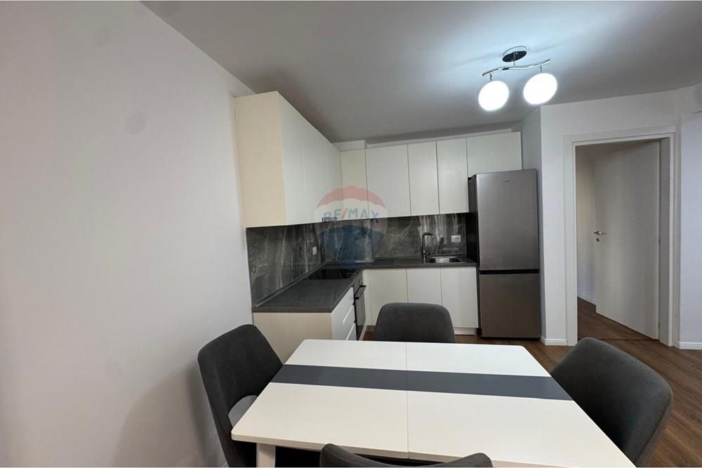 Apartamento en venta 2+1+2 en una zona tranquila cerca de la escuela osman myrderizi, en la calle besnik sykja. (6)