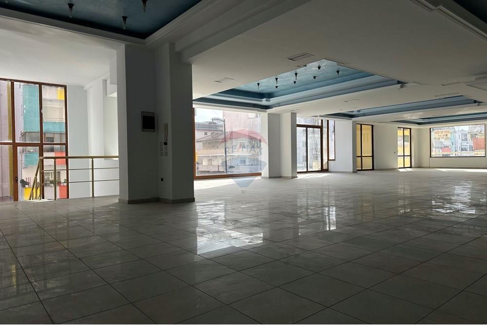 Commercial space (shop) for rent in one of the busiest areas of Fier city. (3)