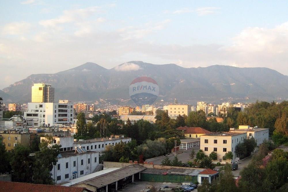 Qesarak, Tirana