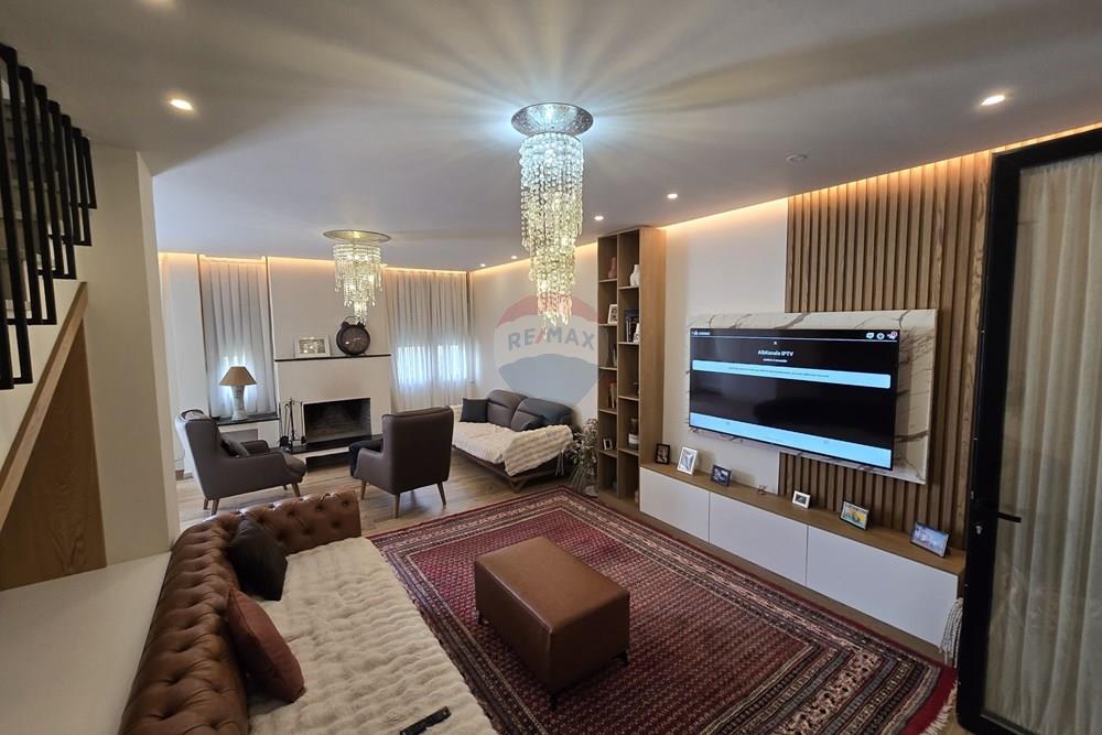 Para alugar: Vila moderna, bem investida, em uma das áreas mais tranquilas e preferidas perto de Tirana.