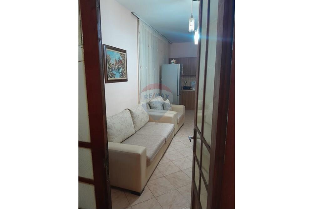 Shitet apartament 3+1+2 te mine peza