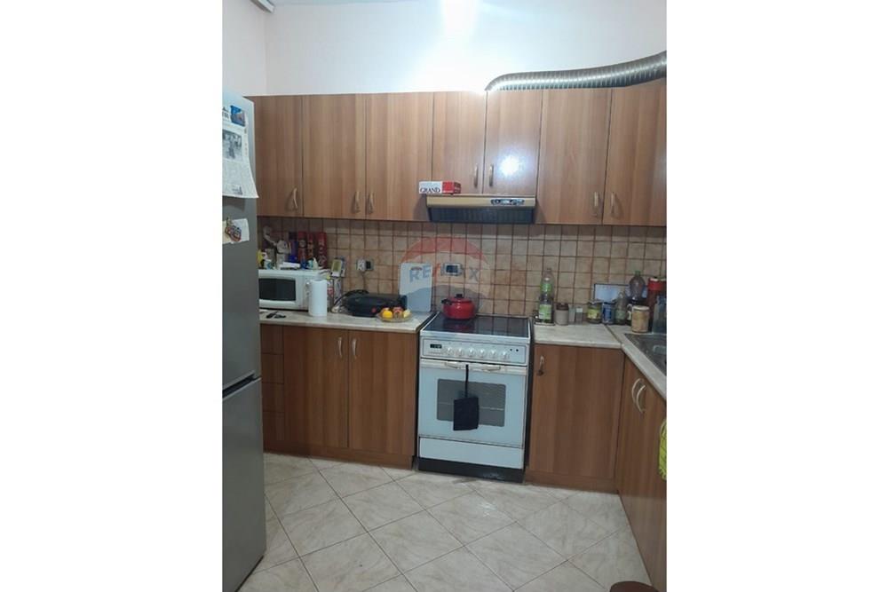 Shitet apartament 3+1+2 te mine peza