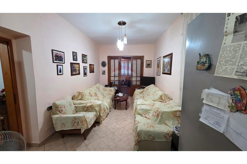 Shitet apartament 3+1+2 te mine peza