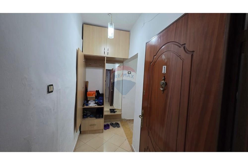 Shitet apartament 3+1+2 te mine peza