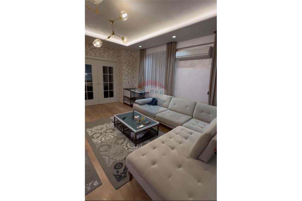 Duplex lluksoz a çole, vicino a fjortes
