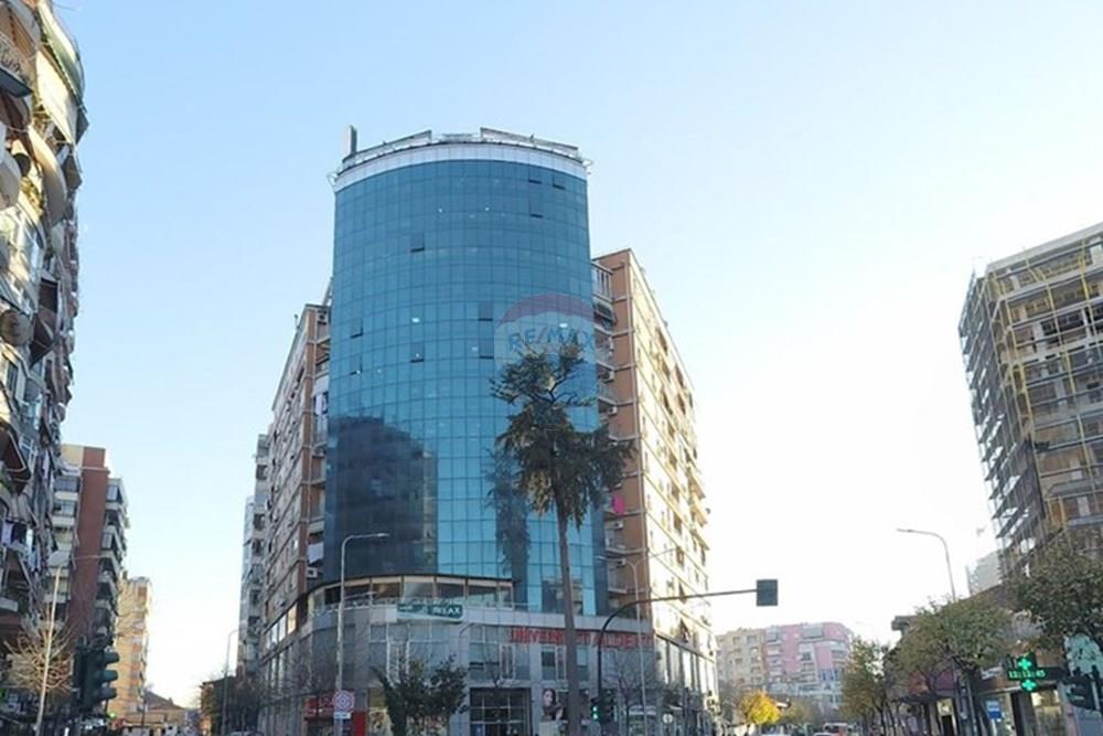 Ubicación: Junto a la calle principal, a solo 5 minutos a pie del centro de Tirana.