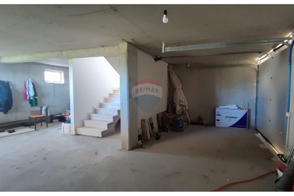 Villa in vendita, 3 piani a priske, dajt