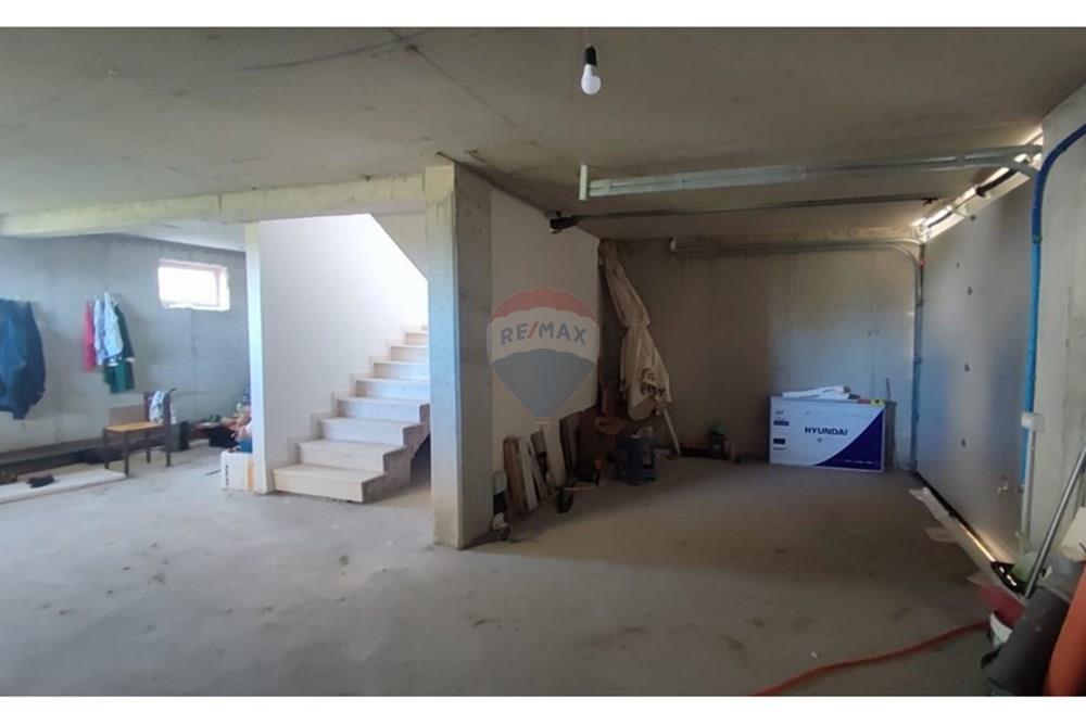 Villa in vendita, 3 piani a priske, dajt