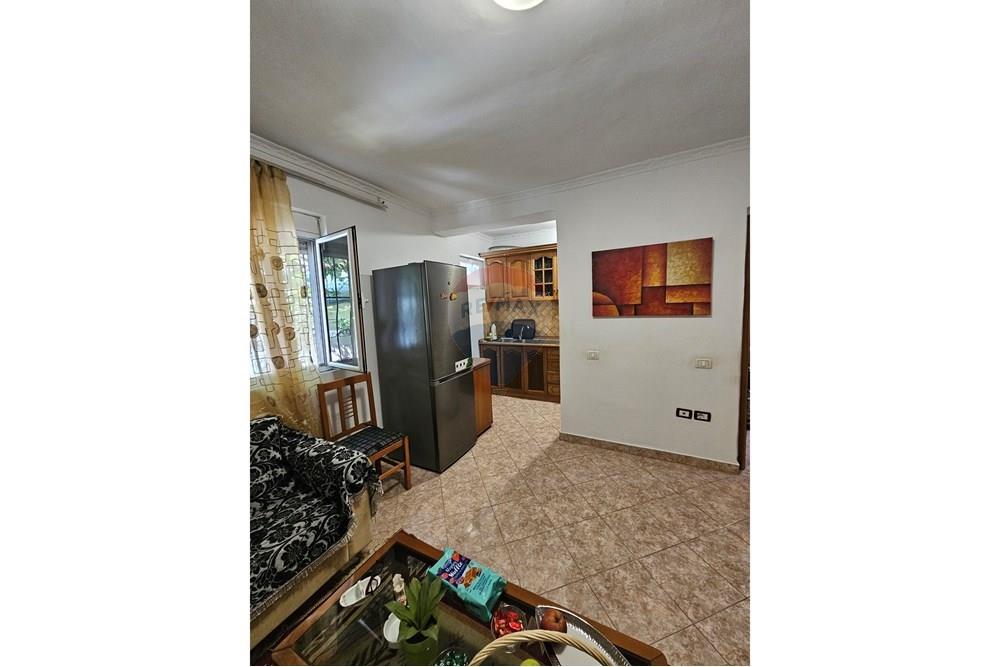Wohnung mit einer gesamtfläche von 70 quadratmetern im ersten stock in einem bestehenden gebäude neben der hauptstraße.