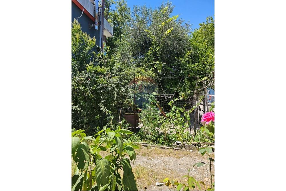 Wohnung mit einer gesamtfläche von 70 quadratmetern im ersten stock in einem bestehenden gebäude neben der hauptstraße.
