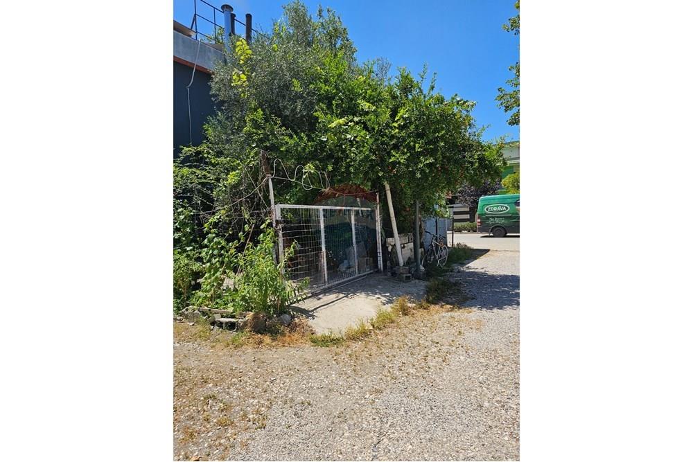 Wohnung mit einer gesamtfläche von 70 quadratmetern im ersten stock in einem bestehenden gebäude neben der hauptstraße.