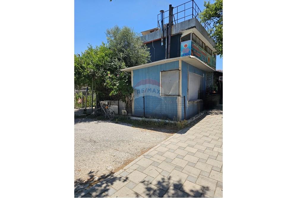 Wohnung mit einer gesamtfläche von 70 quadratmetern im ersten stock in einem bestehenden gebäude neben der hauptstraße.