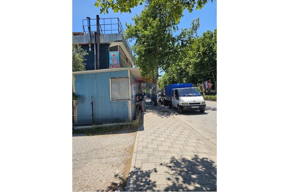 Wohnung mit einer gesamtfläche von 70 quadratmetern im ersten stock in einem bestehenden gebäude neben der hauptstraße.
