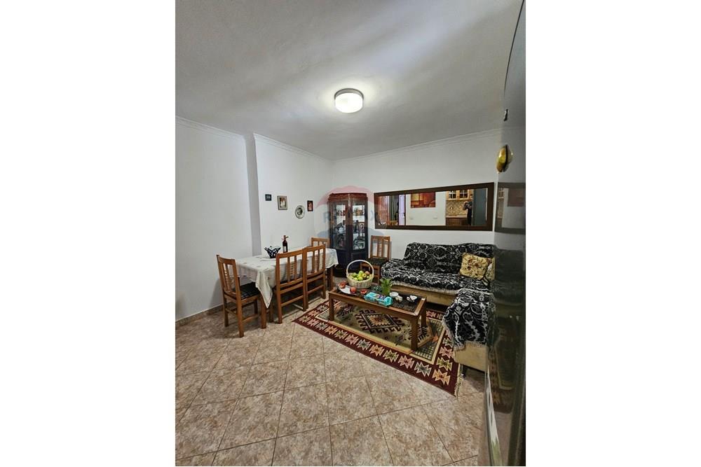 Wohnung mit einer gesamtfläche von 70 quadratmetern im ersten stock in einem bestehenden gebäude neben der hauptstraße.