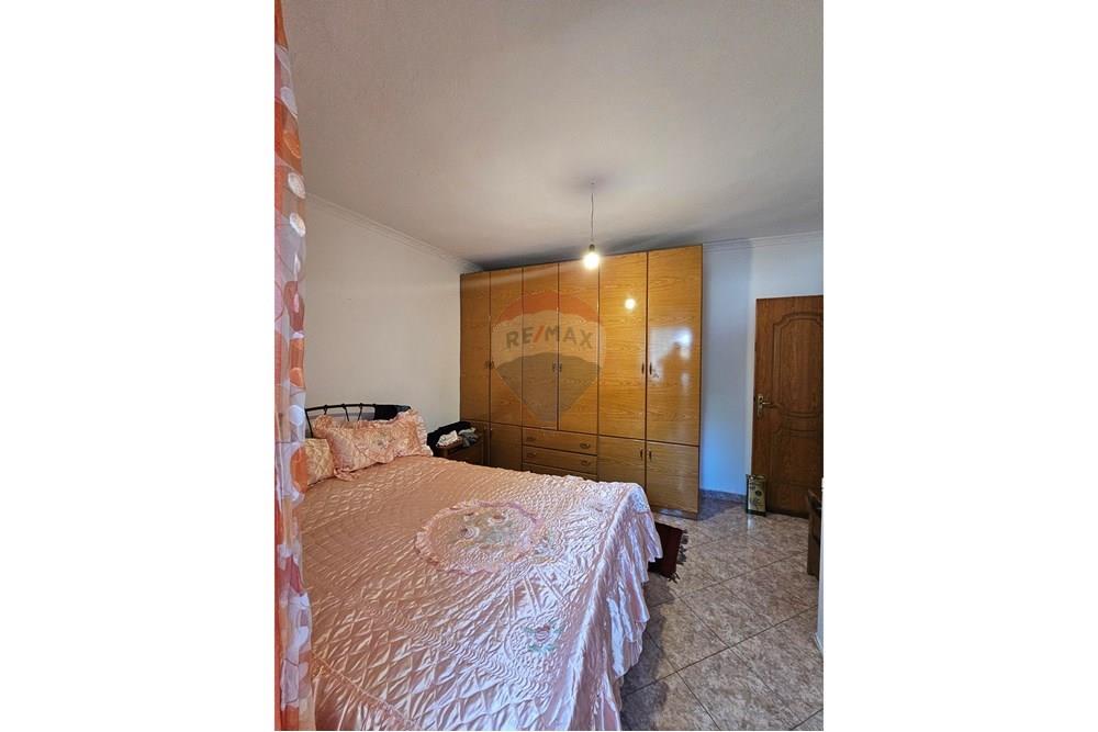 Wohnung mit einer gesamtfläche von 70 quadratmetern im ersten stock in einem bestehenden gebäude neben der hauptstraße.