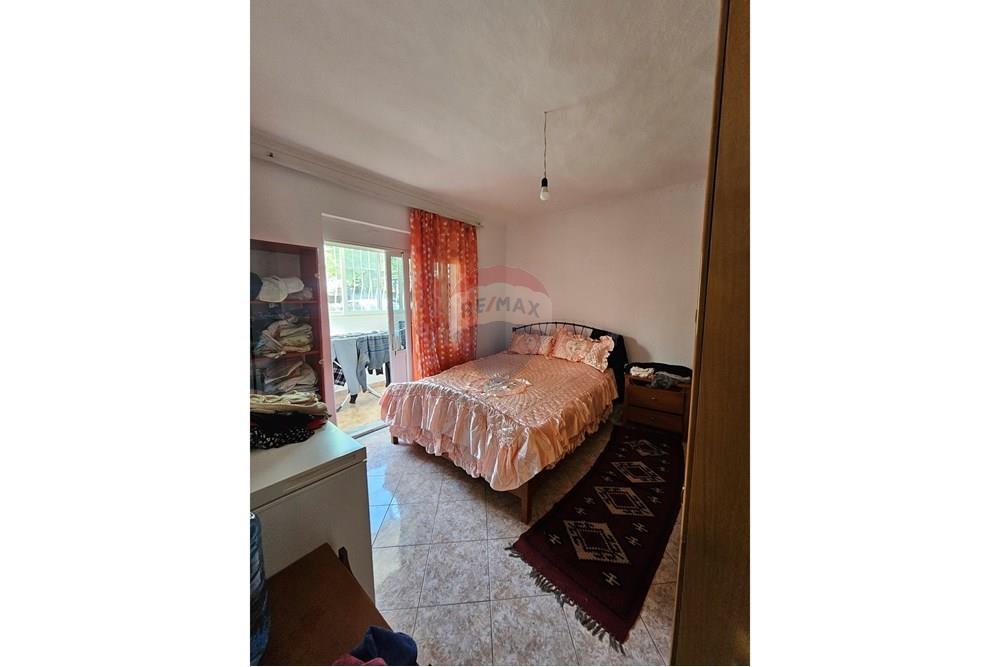 Wohnung mit einer gesamtfläche von 70 quadratmetern im ersten stock in einem bestehenden gebäude neben der hauptstraße.