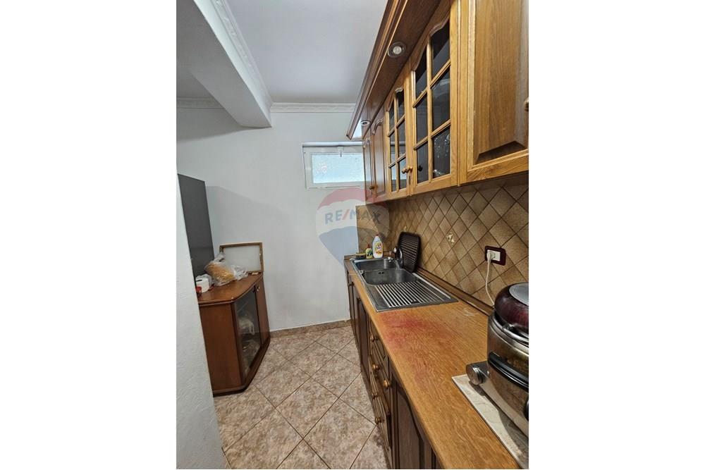 Wohnung mit einer gesamtfläche von 70 quadratmetern im ersten stock in einem bestehenden gebäude neben der hauptstraße.