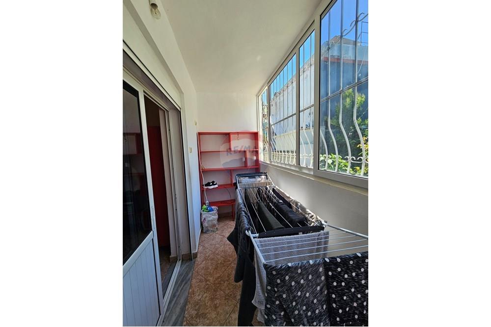 Wohnung mit einer gesamtfläche von 70 quadratmetern im ersten stock in einem bestehenden gebäude neben der hauptstraße.