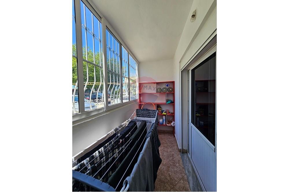 Wohnung mit einer gesamtfläche von 70 quadratmetern im ersten stock in einem bestehenden gebäude neben der hauptstraße.