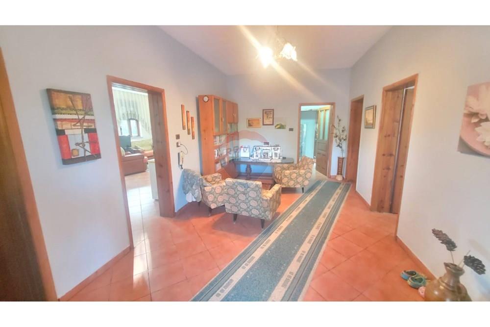 À vendre : Une villa modeste de 1 étage avec grenier meublée