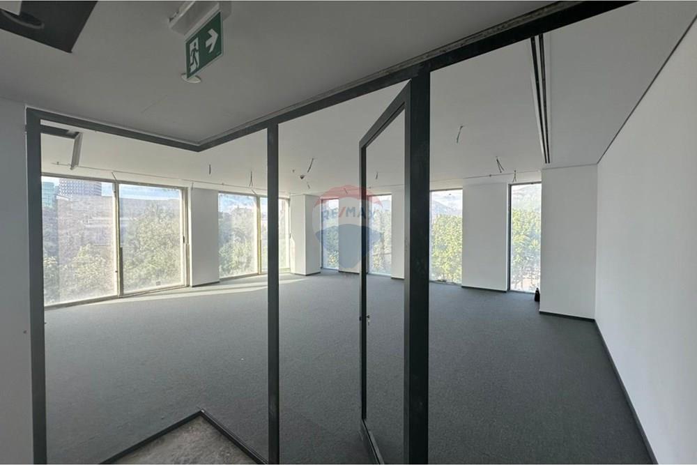 Ambienti ndodhet ne katin e trete te nje prej godinave me prestigjoze te kryeqytetit, tek downtown one
