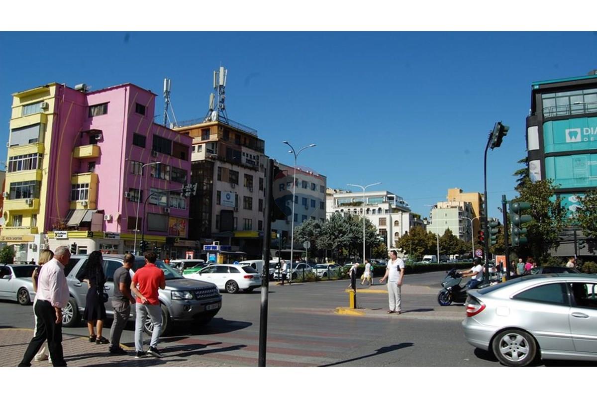Prona ka nje siperfaqe prej 35 metra katror