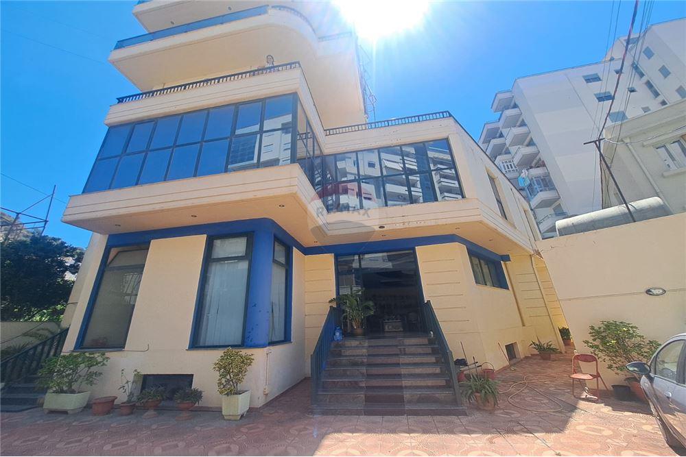 Il negozio in affitto ha una superficie totale di 249 m².