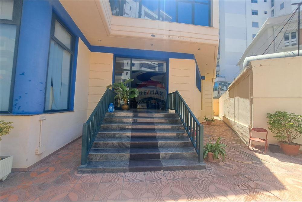 Il negozio in affitto ha una superficie totale di 249 m². (2)