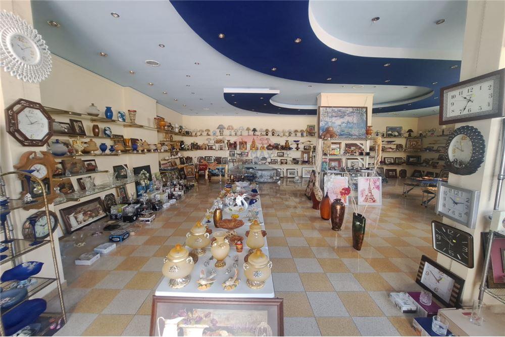 Il negozio in affitto ha una superficie totale di 249 m². (4)