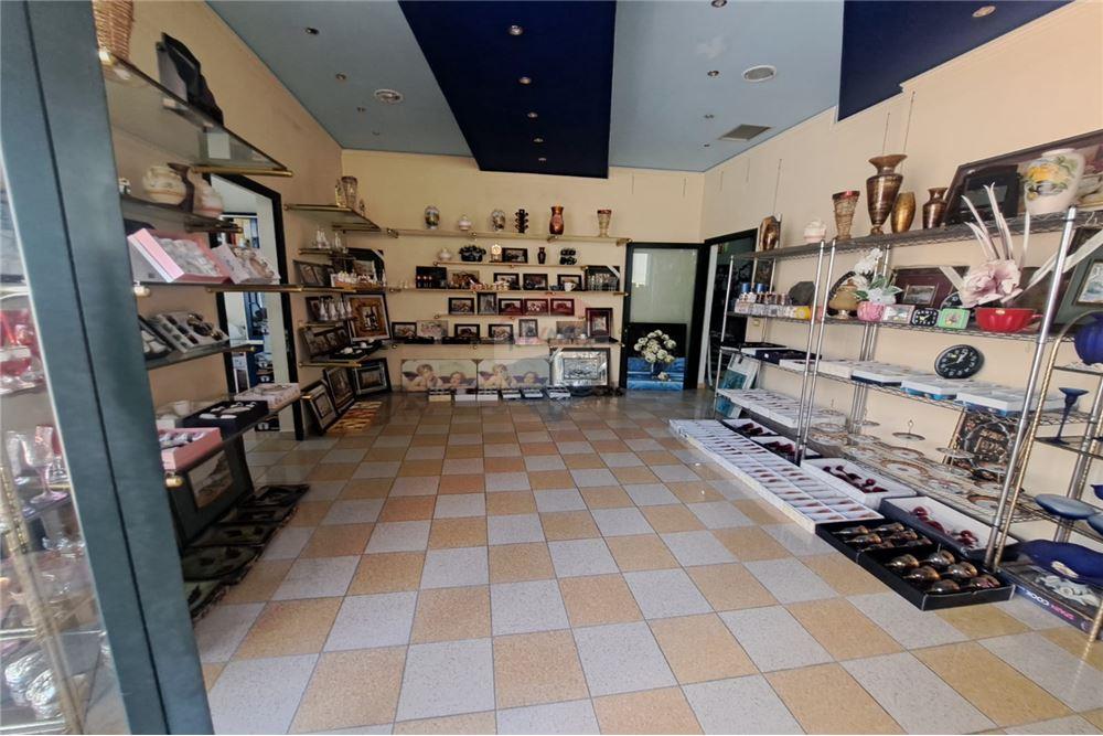 Il negozio in affitto ha una superficie totale di 249 m². (5)